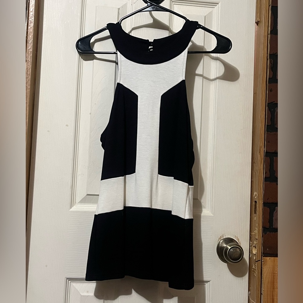 VENUS Black and White Sleeveless Tank Top Like New Sz Med